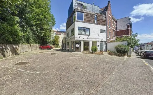 Commercieel te huur  135 m², 1990 €