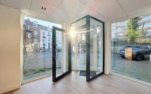 Commercieel te huur  135 m², 1990 €