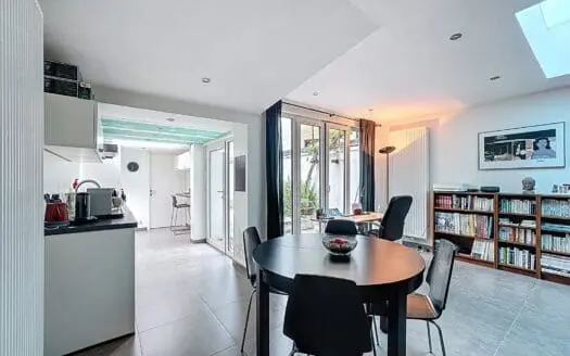 House for sale  3 bedrooms 235 m², 650000 €