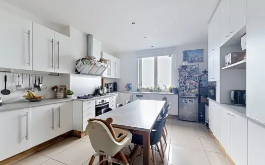 House for sale  6 bedrooms 245 m², 695000 €