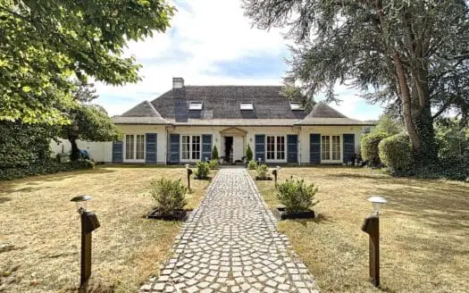 House for sale  6 bedrooms 400 m², 599000 €